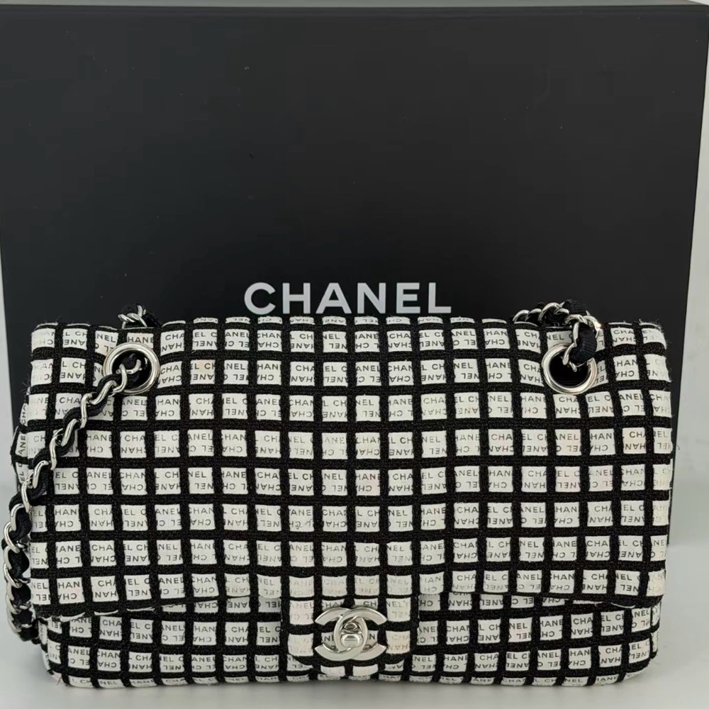 Pre-Owned Chanel Medium Logo Ribbon Classic Double Flap Bag-Black & White